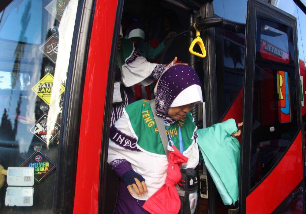 Rombongan jemaah haji Kloter 45 JKG asal Lampung bergerak meninggal Asrama Haji Lampung. (Dok. Kanwil Kemenag Lampung).