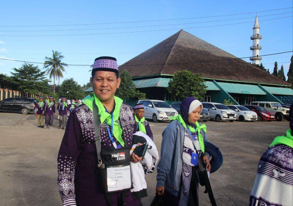 Rombongan jemaah haji Kloter 45 JKG asal Lampung bergerak meninggal Asrama Haji Lampung. (Dok. Kanwil Kemenag Lampung).
