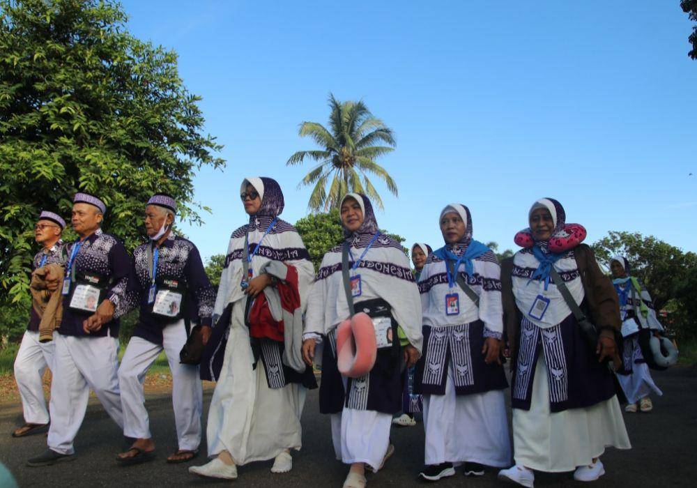 Rombongan jemaah haji Kloter 45 JKG asal Lampung bergerak meninggal Asrama Haji Lampung. (Dok. Kanwil Kemenag Lampung).
