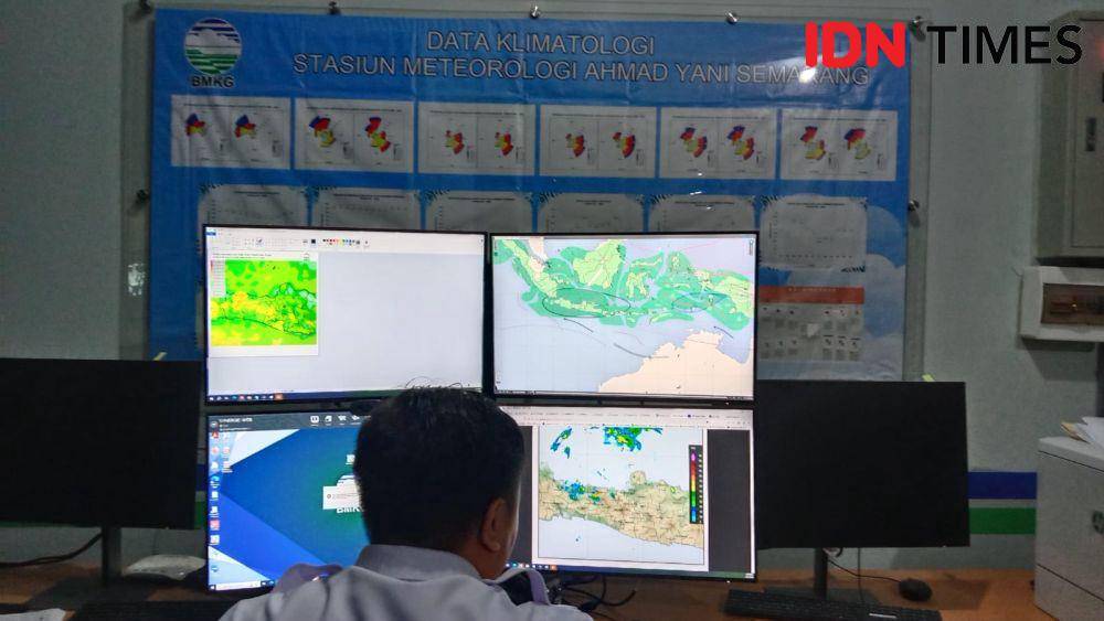 Analis cuaca di Stasiun BMKG Meteorologi Ahmad Yani, Gempita Icky Dzikrillah memperlihatkan spot hujan di wilayah Jateng melalui layar citra satelit. (IDN Times/Fariz Fardianto)