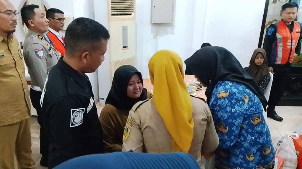 Istri almarhum Rama Zainul Fatkhur Rahman terus menangis selama di Pendopo Surya Graha. IDN Times/ Riyanto.