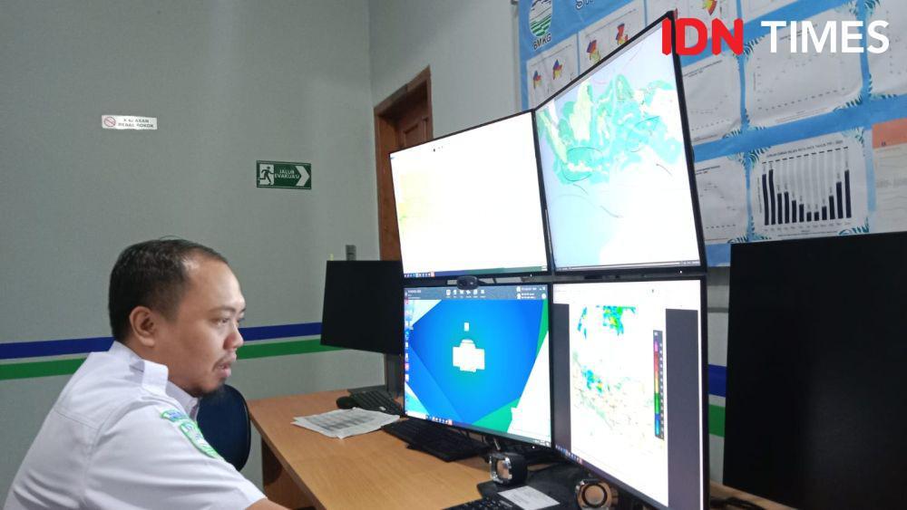Analis cuaca di Stasiun BMKG Meteorologi Ahmad Yani, Gempita Icky Dzikrillah. (IDN Times/Fariz Fardianto)