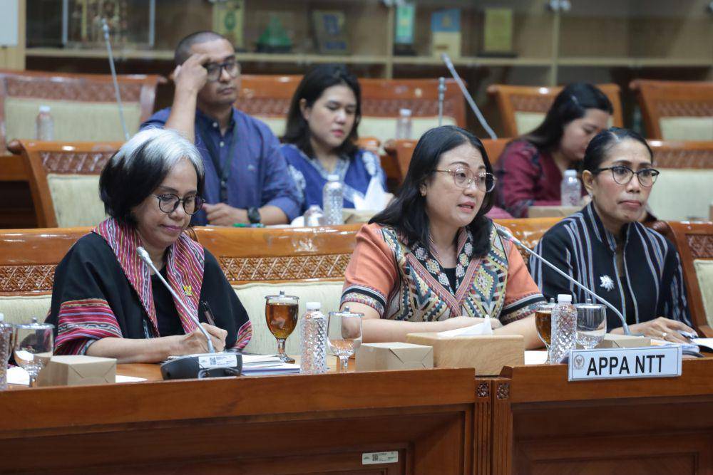 Perwakilan APPA dan Ketua Lena PKK NTT, Asti Laka Lena, mengeluhkan kasus eks Kapolres Ngada dalam rapat dengan Komisi III DPR RI. (Dok APPA)