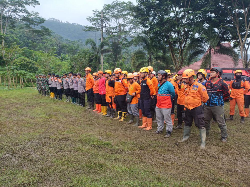 150 Petugas Dikerahkan untuk Mencari 6 Korban Longsor Trenggalek