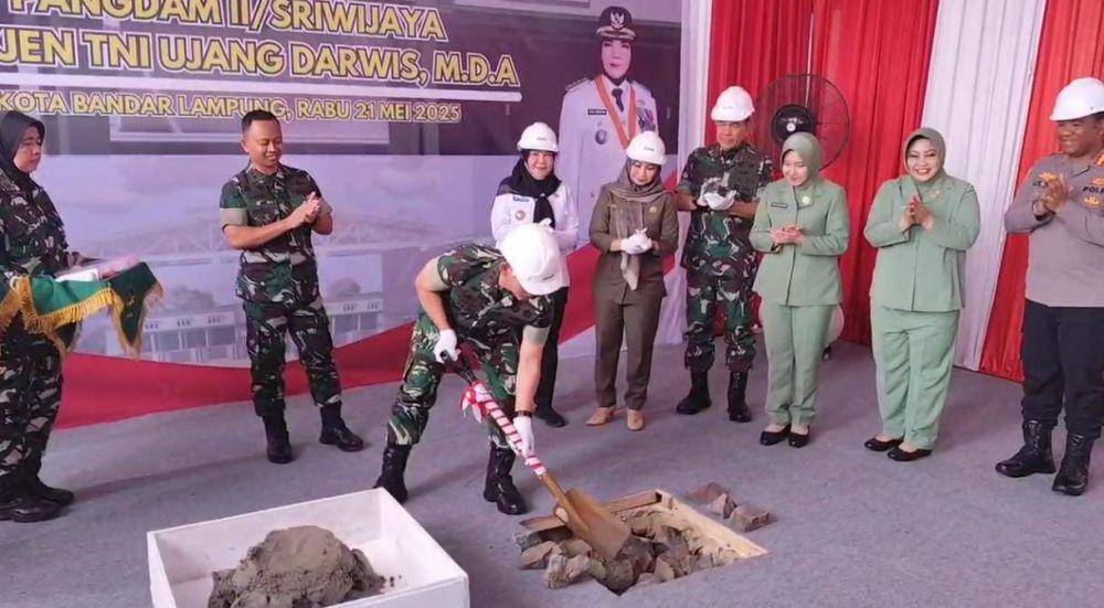 Pangdam Sriwijaya 2 Mayjend TNI, Ujang Darwis saat peletakan batu pertama revitalisasi pasar Koga Bandar Lampung. (IDN Times/Muhaimin)