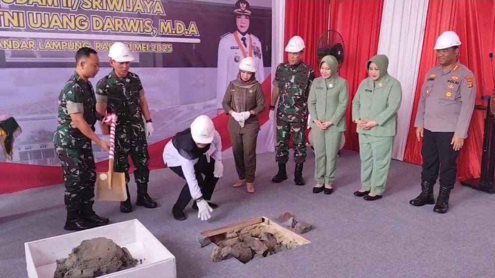 Walikota Bandar Lampung, Eva Dwiana saat peletakan batu pertama revitalisasi pasar Koga Bandar Lampung. (IDN Times/Muhaimin)
