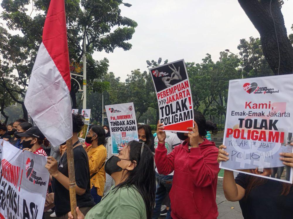 Emak-Emak Geruduk Balai Kota, Minta Pramono Pecat ASN Poligami