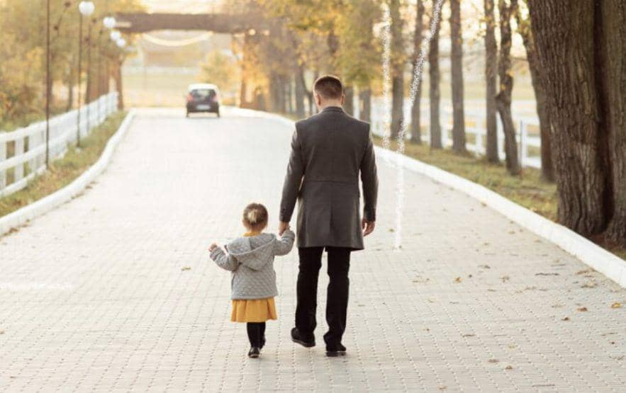 ilustrasi jalan jalan sore