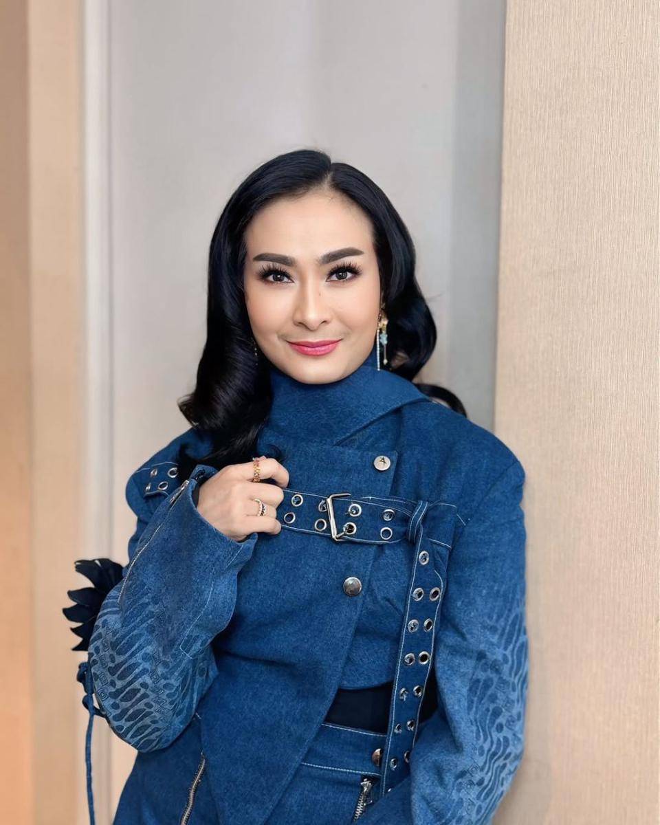 referensi flawless makeup ala Iis Dahlia (instagram.com/isdadahlia)