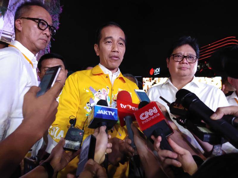 https://cdn.idntimes.com/content-images/post/20180523/jokowi-airlangga-2-8a642ba17f7d09457c39ed49aa86582f.jpg