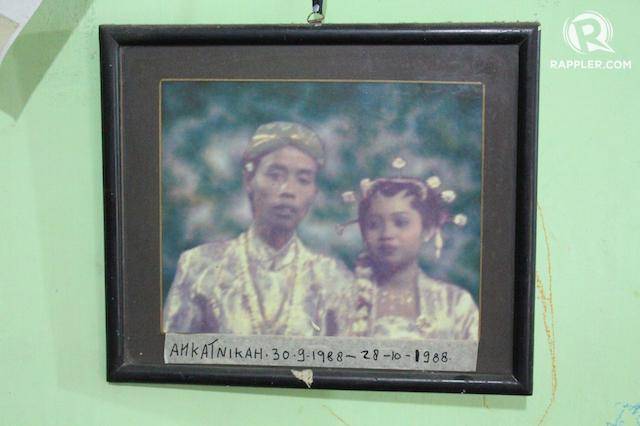 https://cdn.idntimes.com/content-images/post/20180122/kenangan-beku-terbingksi-di-dinding-ruang-tengahnya-terus-menemani-sipon-bekerja-0bdd33078bfd4fab836062b5f2d25abf-10a9f0d9c6cb56d8a97d2e848805249b.jpg