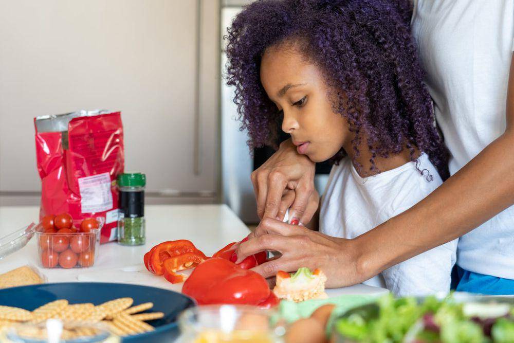 ilustrasi anak belajar masak (pexels.com/Kampus Production)