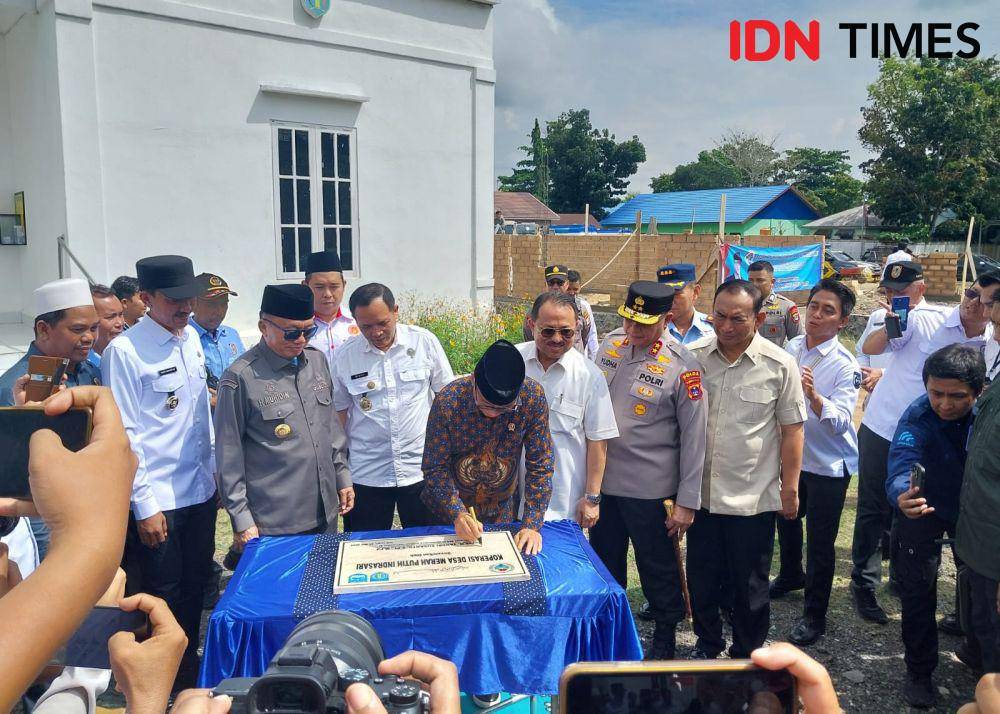 Mendes PDT RI Yandri Susanto saat menandatangani plakat pembangunan gedung Koperasi Merah Putih Desa Indrasari, Martapura, Kabupaten Banjar, Kalsel, Rabu (22/5/2025). (Hendra Lianor/IDN Times)