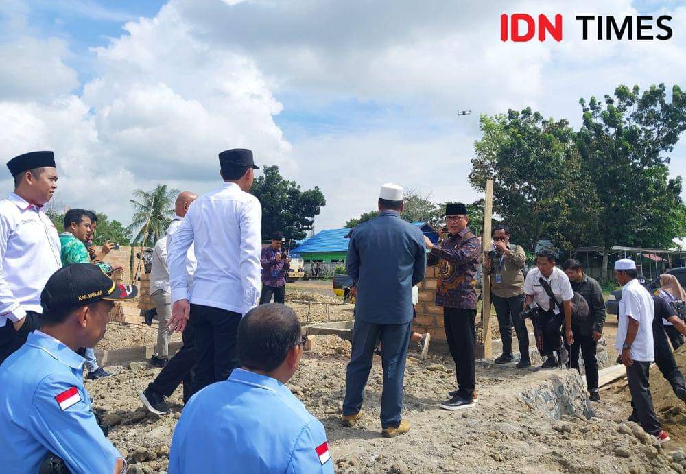 Mendes PDT RI, Yandri Susanto, meninjau progres pembangunan gedung Koperasi Merah Putih Desa Indrasari, Martapura, Kabupaten Banjar, Kalimantan Selatan, Rabu (22/5/2025). (Hendra Lianor/IDN Times)