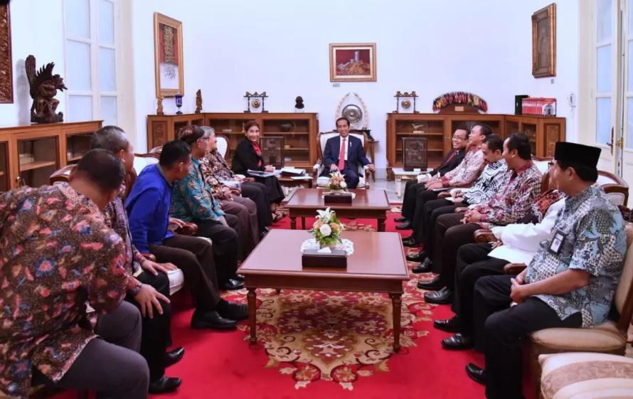 https://cdn.idntimes.com/content-images/post/20180118/menteri-susi-soal-cantrang-nelayan-05e6f02d3b4804b87b3806f95ee16fa8.jpg