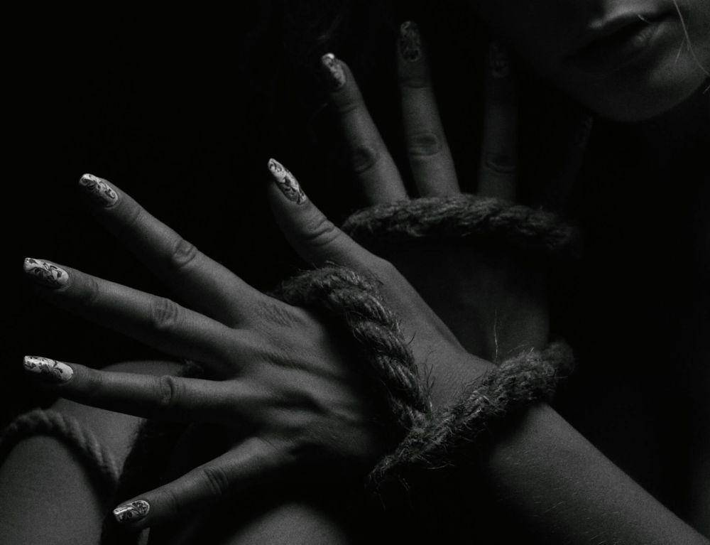 ilustrasi human trafficking (unsplash.com/Alexander Krivitskiy)