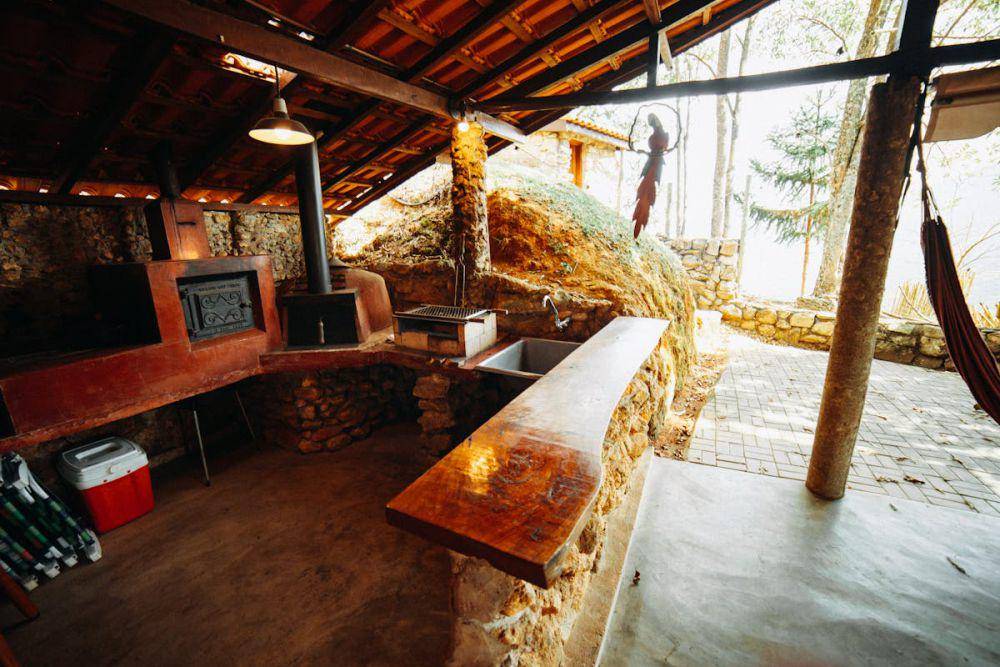 ilustrasi island kayu untuk outdoor kitchen (pexels.com/Matheus Bertelli)