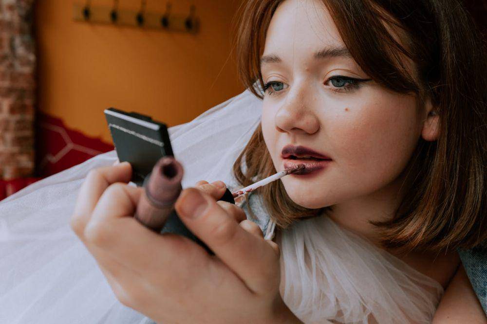 Ilustrasi burgundy lip (pexels.com/cottonbro studio)