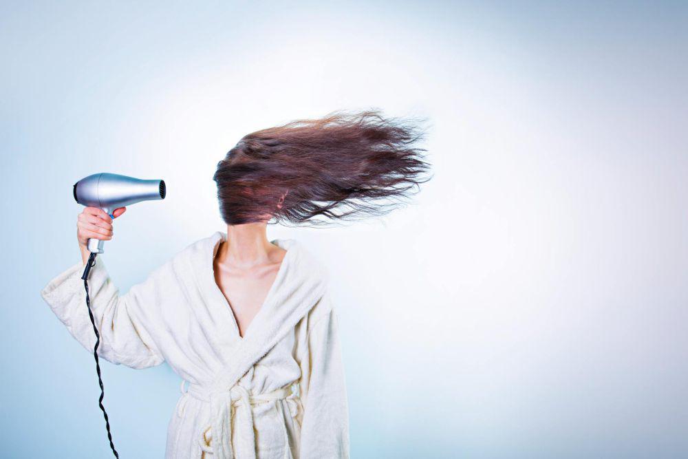 6 Cara Pakai Hair Dryer Buat Hal Gak Terduga, Bikin Takjub!