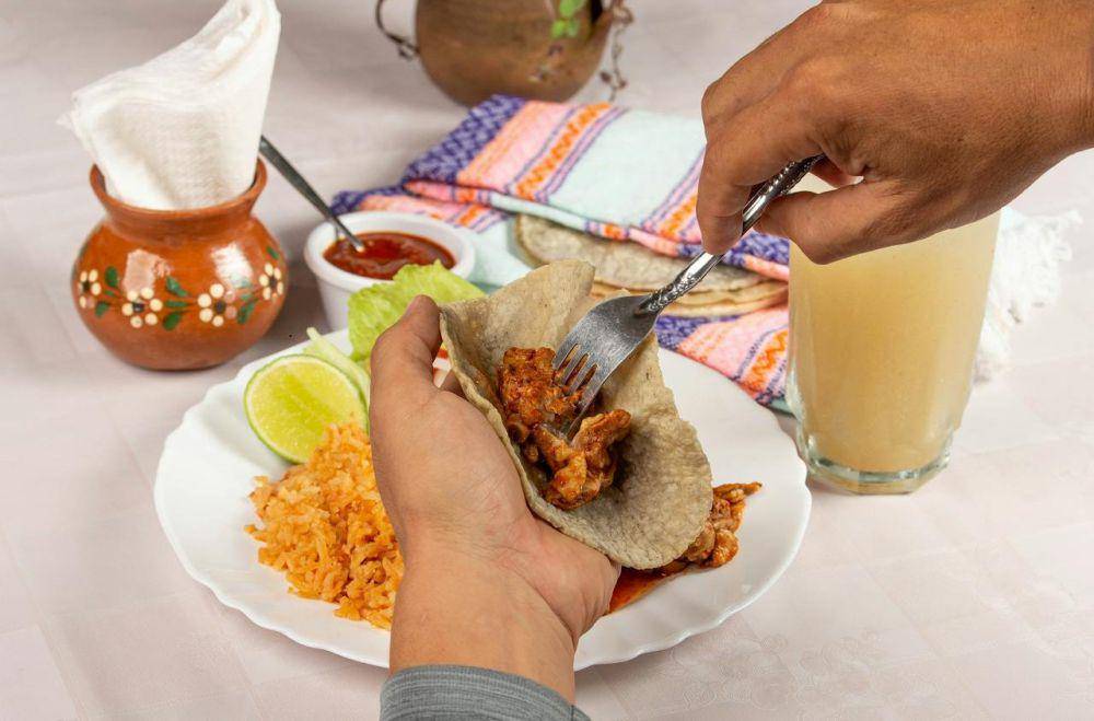 ilustrasi membuat taco (pexels.com/Jonathan Reynaga)