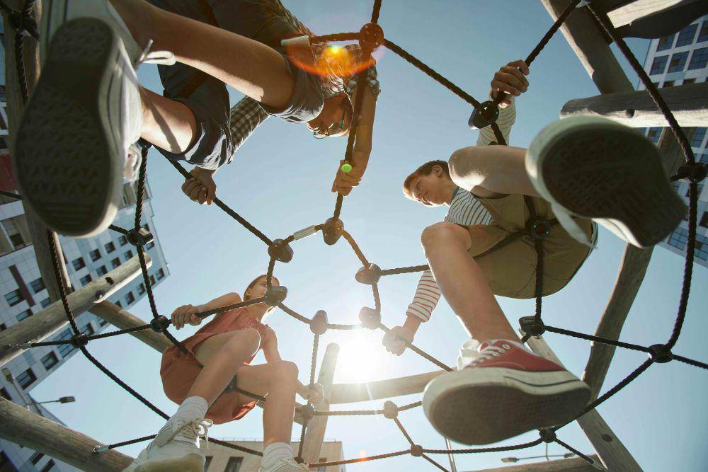 Anak-anak bermain di playground