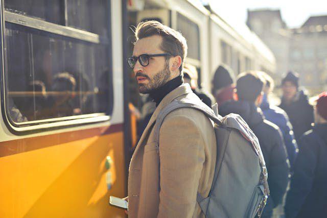 6 Kebiasaan Baik Saat Naik Transportasi Umum