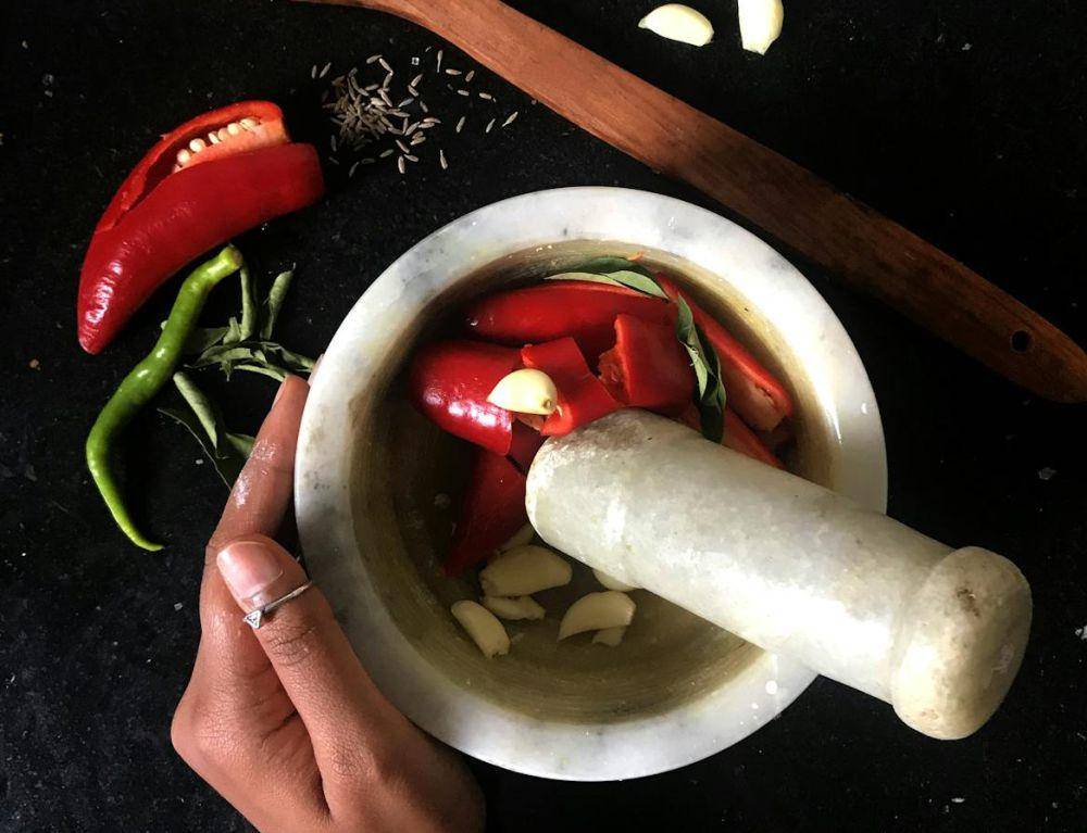 ilustrasi membuat ayam geprek tanpa goreng (pexels.com/Rama Khandkar)
