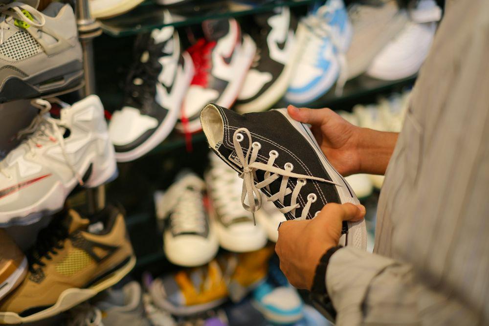 10 Sepatu Sneakers Pria Branded Terbaik, Kanky hingga Adidas