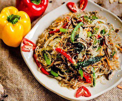 bihun goreng jamur kuping (pixabay.com/LanneauStudio)