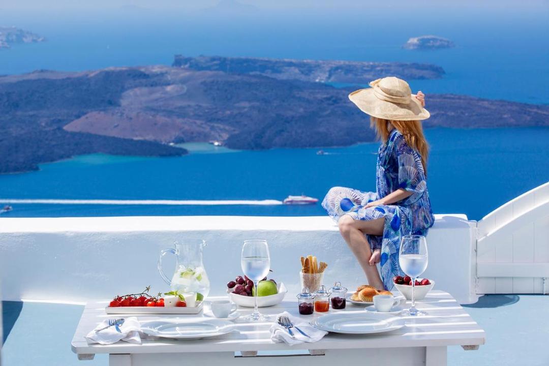 https://cdn.idntimes.com/content-images/post/20180118/santorini-greece-2aa1469348df3a46b491d88ee640aee9.jpg
