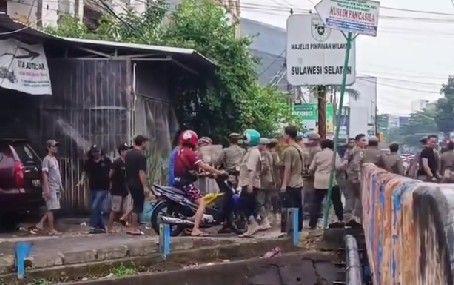 Satpol PP Kota Makassar saat berupaya menertibkan manusia silver, Selasa (20/5/2025)/Istimewa