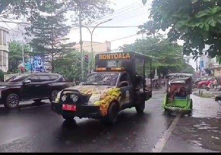Satpol PP Kota Makassar saat berupaya menertibkan manusia silver, Selasa (20/5/2025)/Istimewa