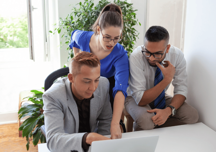 ilustrasi lingkungan kantor yang sehat (freepik.com/katemangostar)