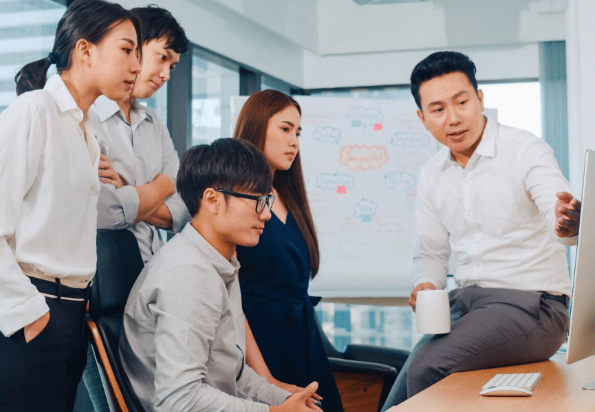 ilustrasi lingkungan kantor yang sehat (freepik.com/tirachardz)