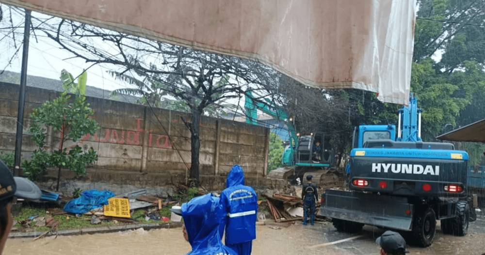 Tembok gudang milik Suku Dinas Sumber Daya Air (Sudin SDA) Jakarta Selatan yang jebol.(Dokumentasi BPBD Jakarta)