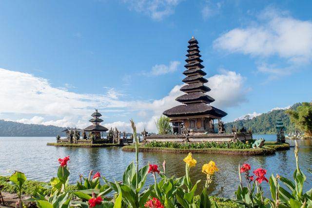Potret Pura Ulun Danu Beratan di Bali (unsplash.com/sebaspenalambarri)