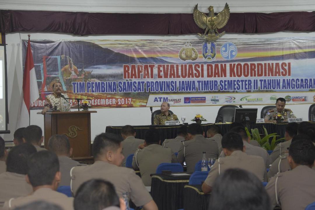 https://cdn.idntimes.com/content-images/post/20171215/sekdaprov-jatim-dr-akh-sukardi-hadiri-dan-membuka-rapat-evaluasi-dan-koordinasi-tim-pembina-samsat-provinsi-jatim-semester-ii-th-2017-di-hotel-singgasana-surabaya-4-4ac2ee4be0fbe1f282493abdacc3ec4e.JPG