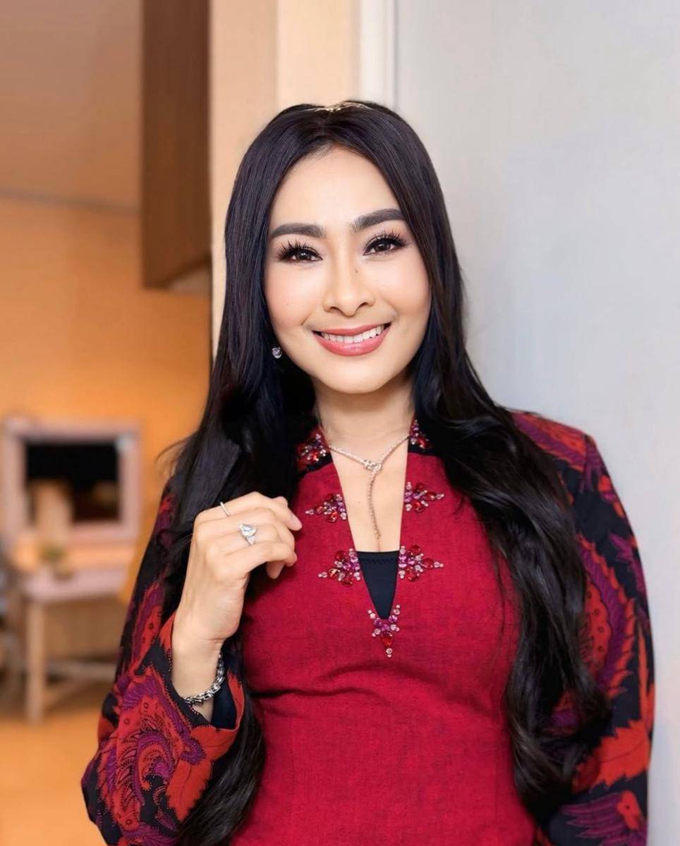 referensi flawless makeup ala Iis Dahlia (instagram.com/isdadahlia)