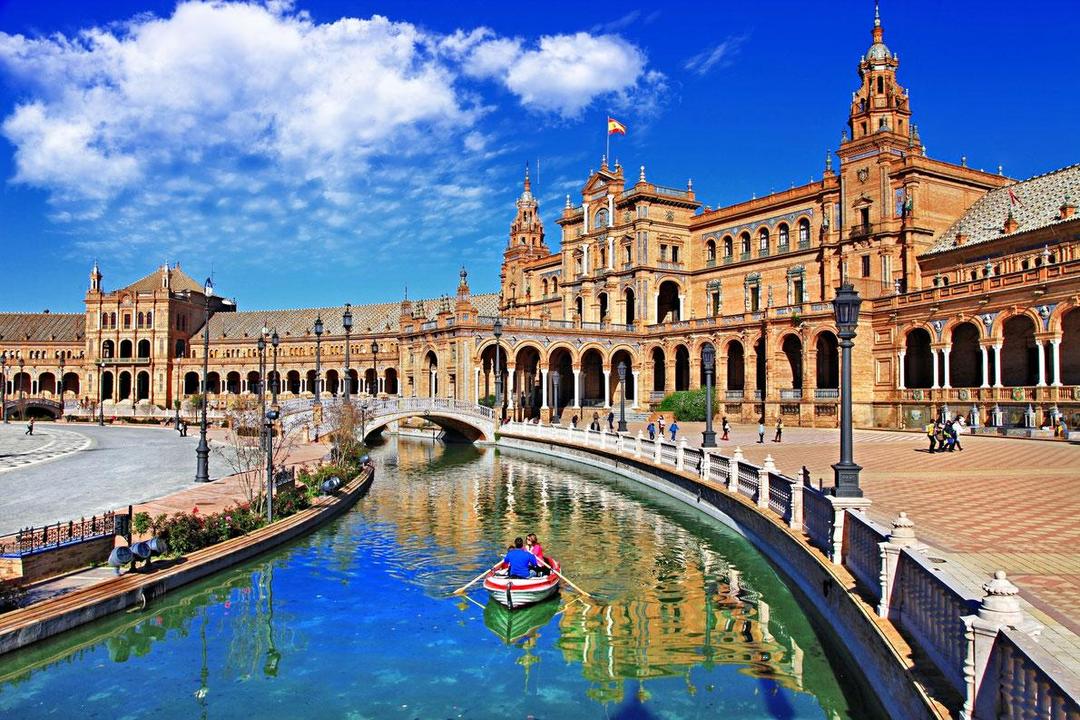 https://cdn.idntimes.com/content-images/post/20180118/seville-romantic-destinations-in-europe-copyright-leoks-european-best-destinations-5d90bd3561a5afea2211fa1a960587af.jpg
