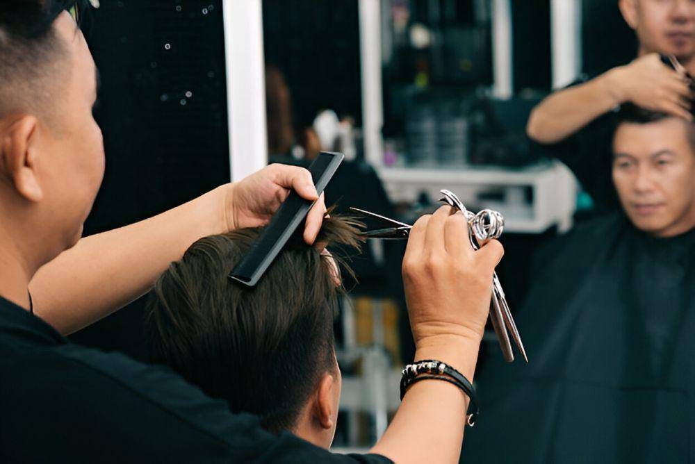 ilustrasi pria melakukan potong rambut (freepik.com/pressfoto)
