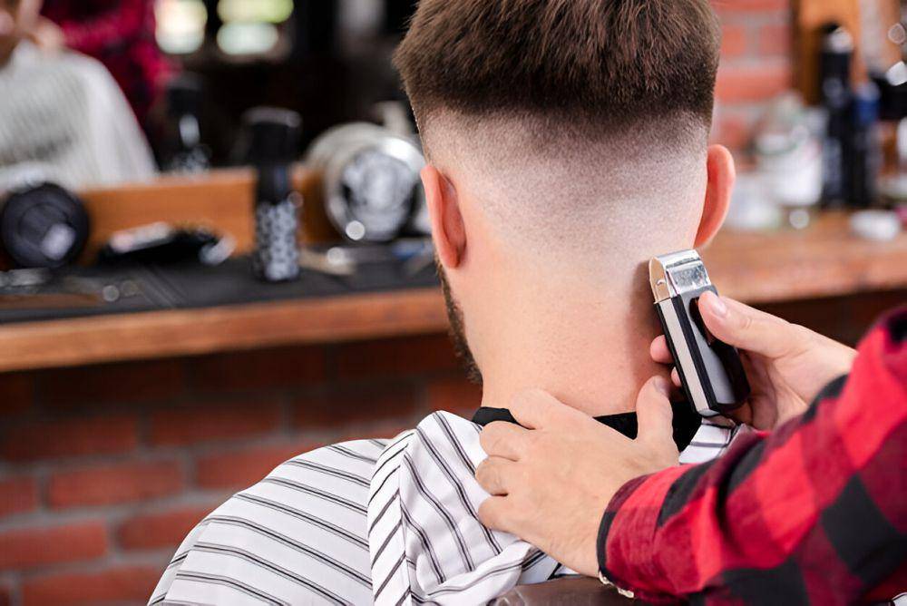 ilustrasi pria melakukan potong rambut (freepik.com/freepik)