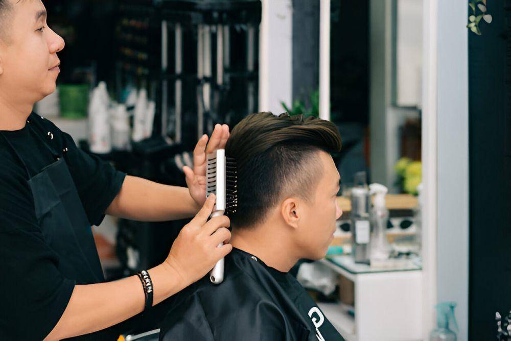 ilustrasi pria melakukan potong rambut (freepik.com/pressfoto)