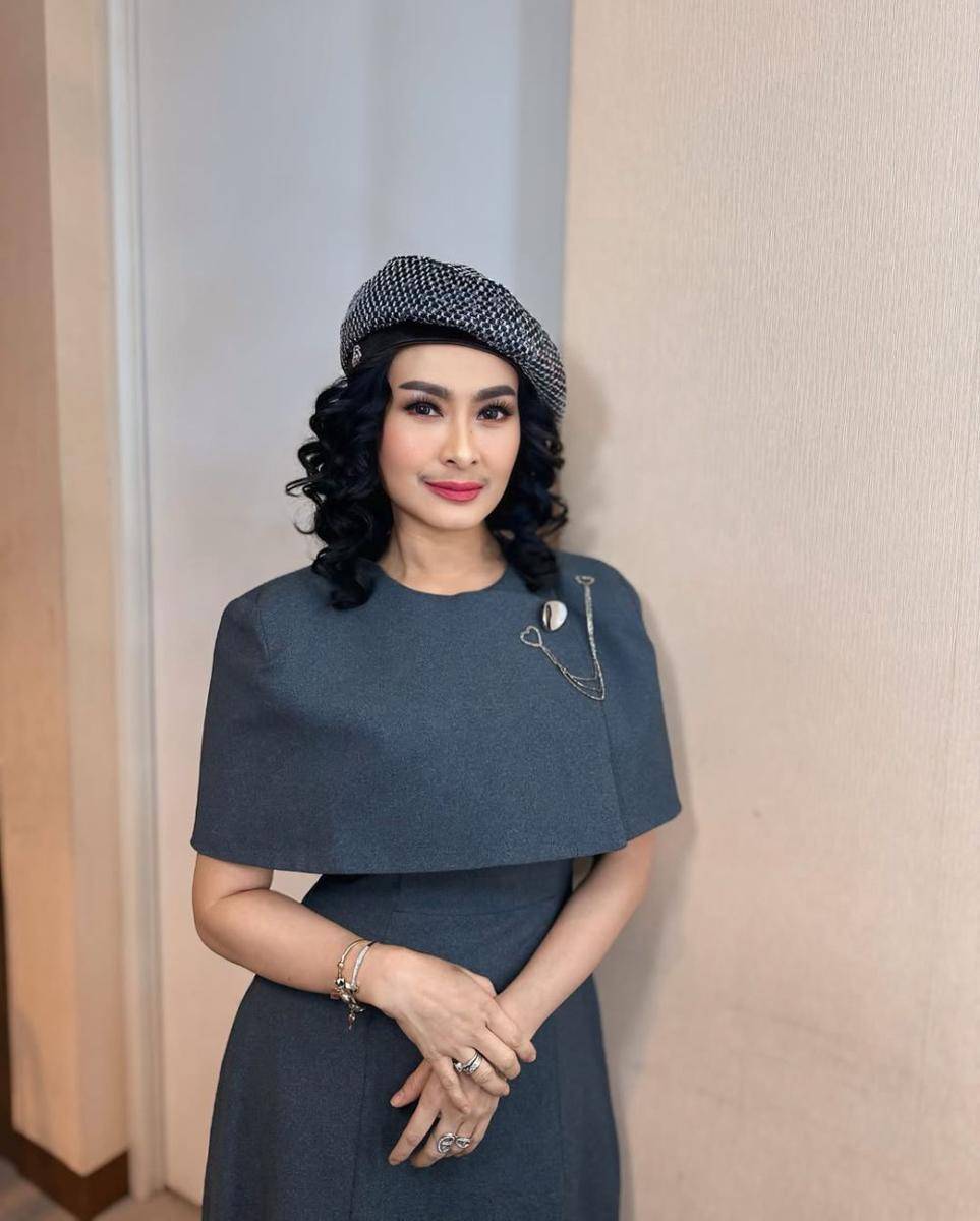 referensi flawless makeup ala Iis Dahlia (instagram.com/isdadahlia)