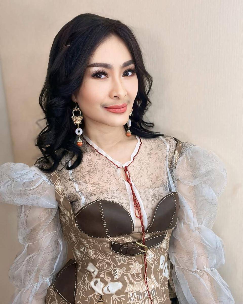 referensi flawless makeup ala Iis Dahlia (instagram.com/isdadahlia)