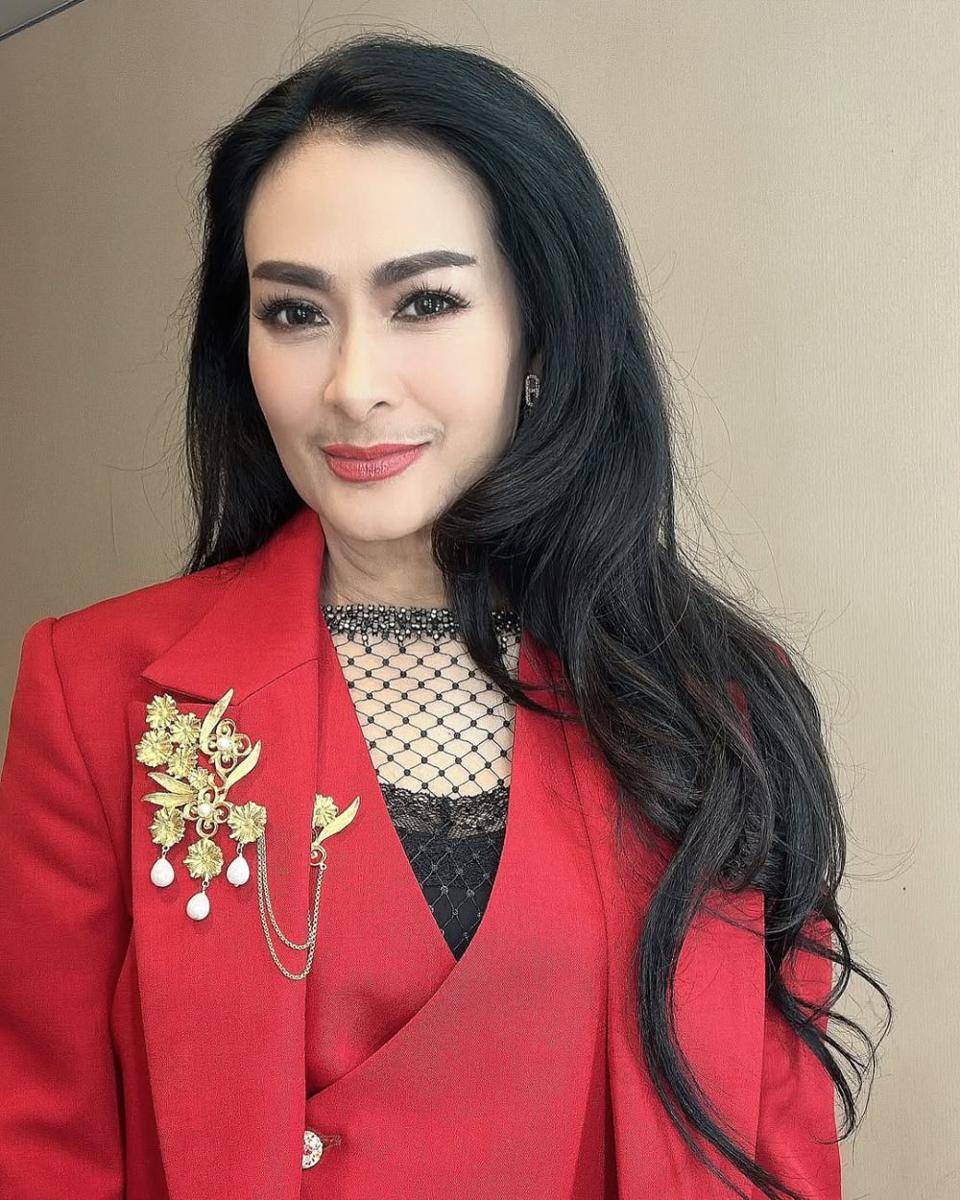 referensi flawless makeup ala Iis Dahlia (instagram.com/isdadahlia)