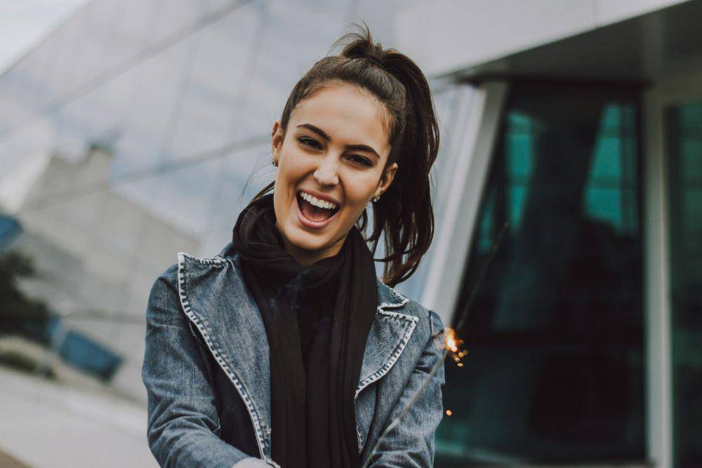 ilustrasi wanita tersenyum (unsplash.com/Vinicius Wiesehofer)
