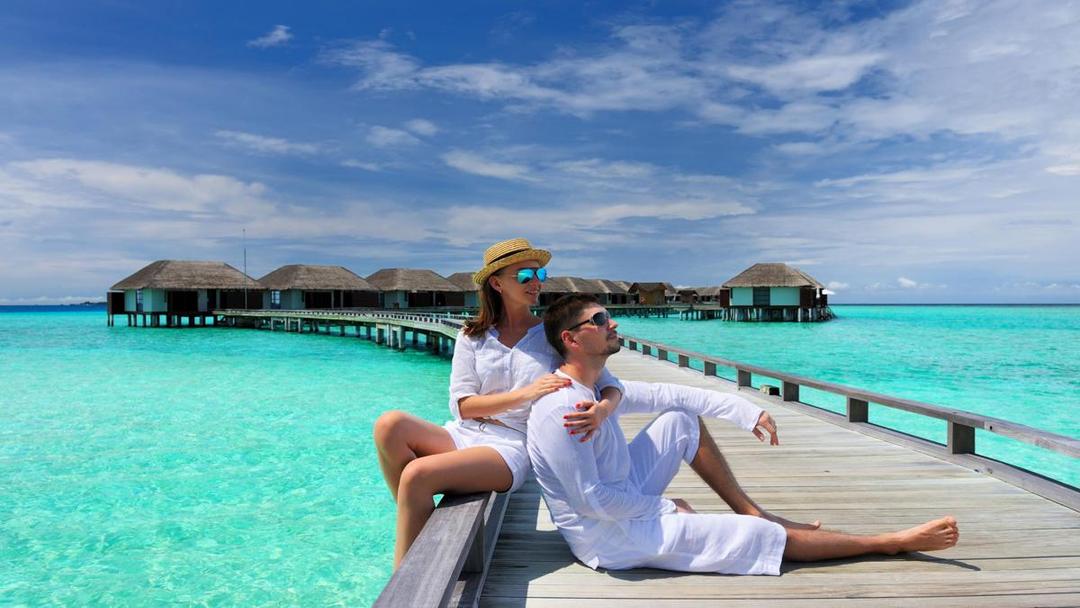 https://cdn.idntimes.com/content-images/post/20180118/wedding-journey-tropical-beach-in-maldives-romantic-loving-couple-photo-wallpaper-hd-3840x2400-1920x1080-3f39e8af30f8080603466378e77c670d.jpg