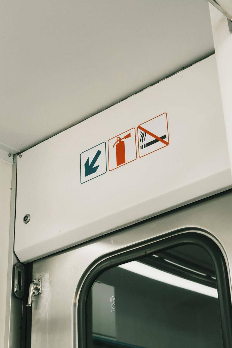 ilustrasi simbol dilarang di kereta api (unsplash.com/wei)
