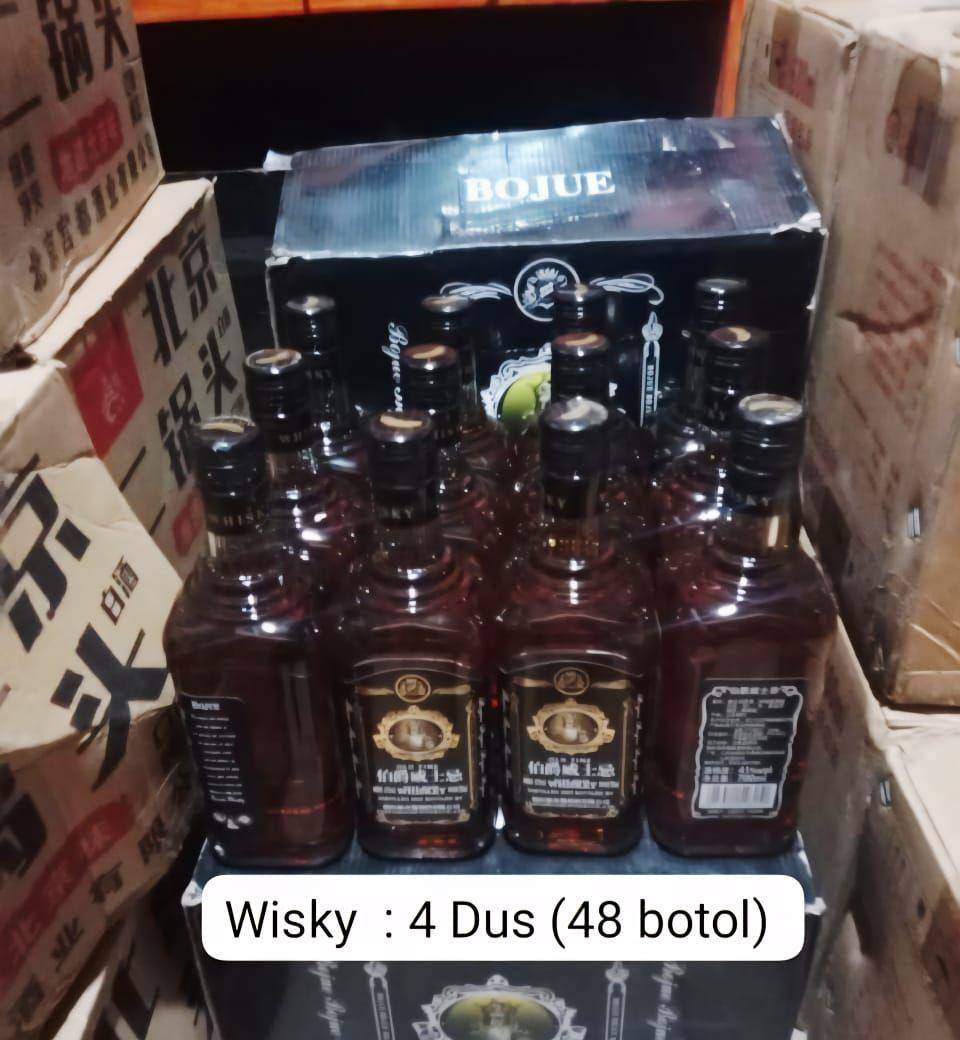Tim Second Fleet Quick Response (SFQR) dari Pangkalan TNI AL (Lanal) Palu, berhasil menggagalkan aksi penyelundupan minuman keras dan rokok ilegal, Senin (19/5/2025)/Istimewa