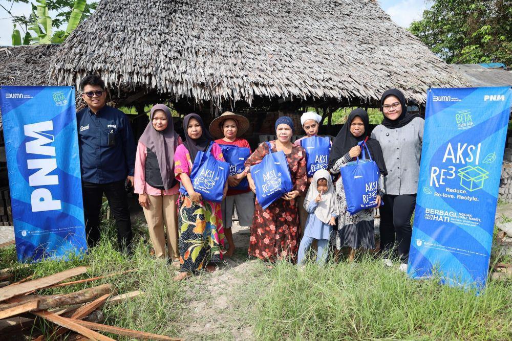 Karyawan PT Permodalan Nasional Madani (PNM) terlibat aktif memerangi fenomena fast moving fashion melalui aksi decluttering yang dikemas dalam program RE3: Reused, Re-love, Re-style. (dok. PNM)